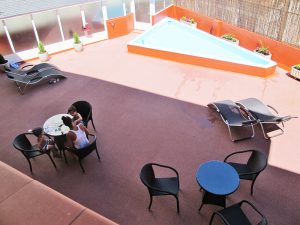 Terraza y piscina Hotel en Jaca Pirineos - Hotel A Boira