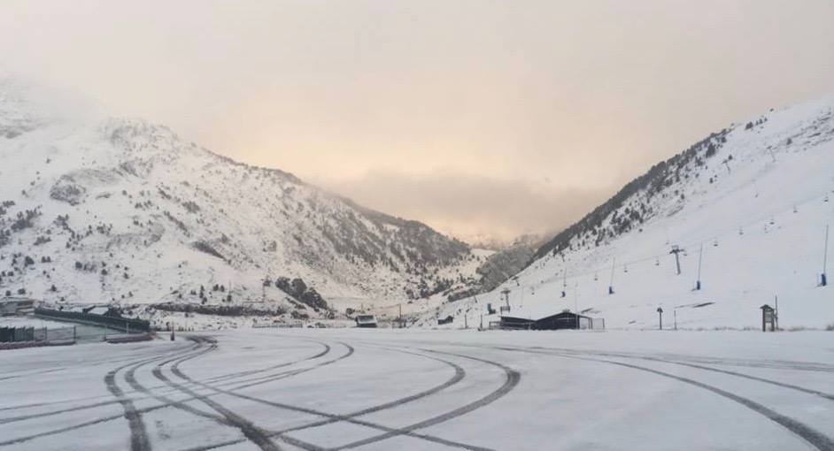 Astún y Candanchú reciben las primeras nevadas de la temporada de esquí