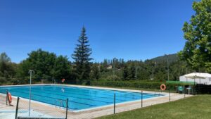 Durante los meses de julio y agosto, todos nuestros clientes podrán disfrutar de la piscina del centro PyreneSport de Jaca sin coste añadido. Solamente tendrán que solicitar diariamente su entrada en Recepción.